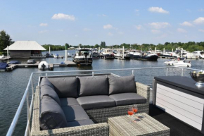 Cosy floating boatlodge, 